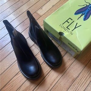 Fly London a trans Chelsea boots black